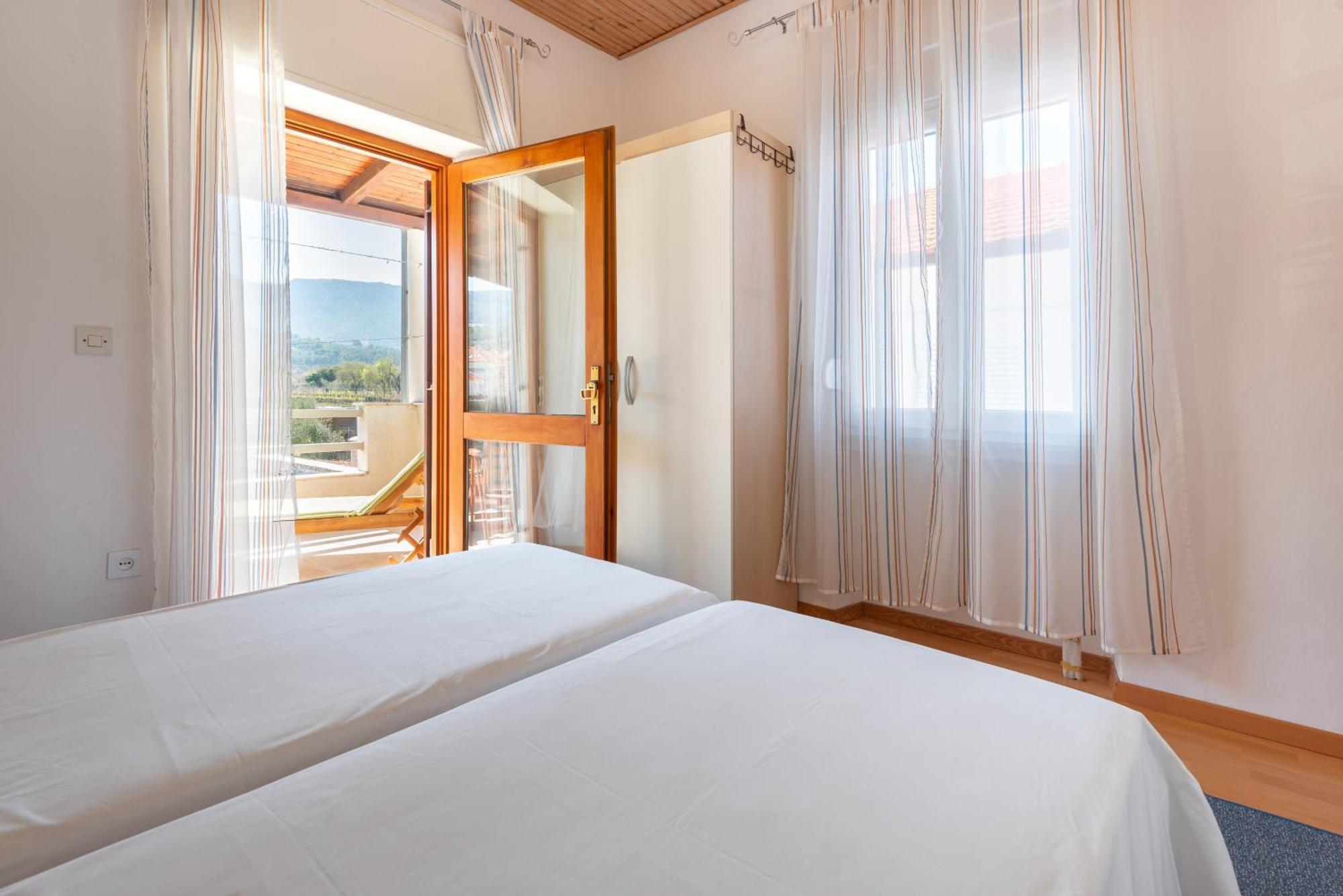 Apartments By The Sea Jelsa, Hvar - 11319 Jelsa  Oda fotoğraf